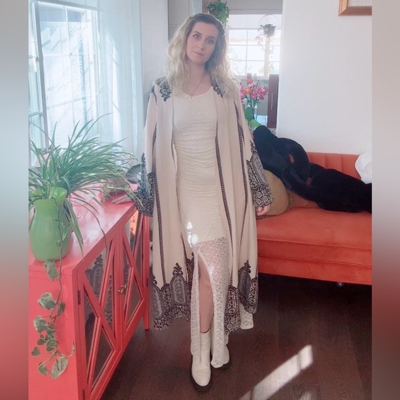 Elegant Cream Lace Dress - Picture 3 of 3